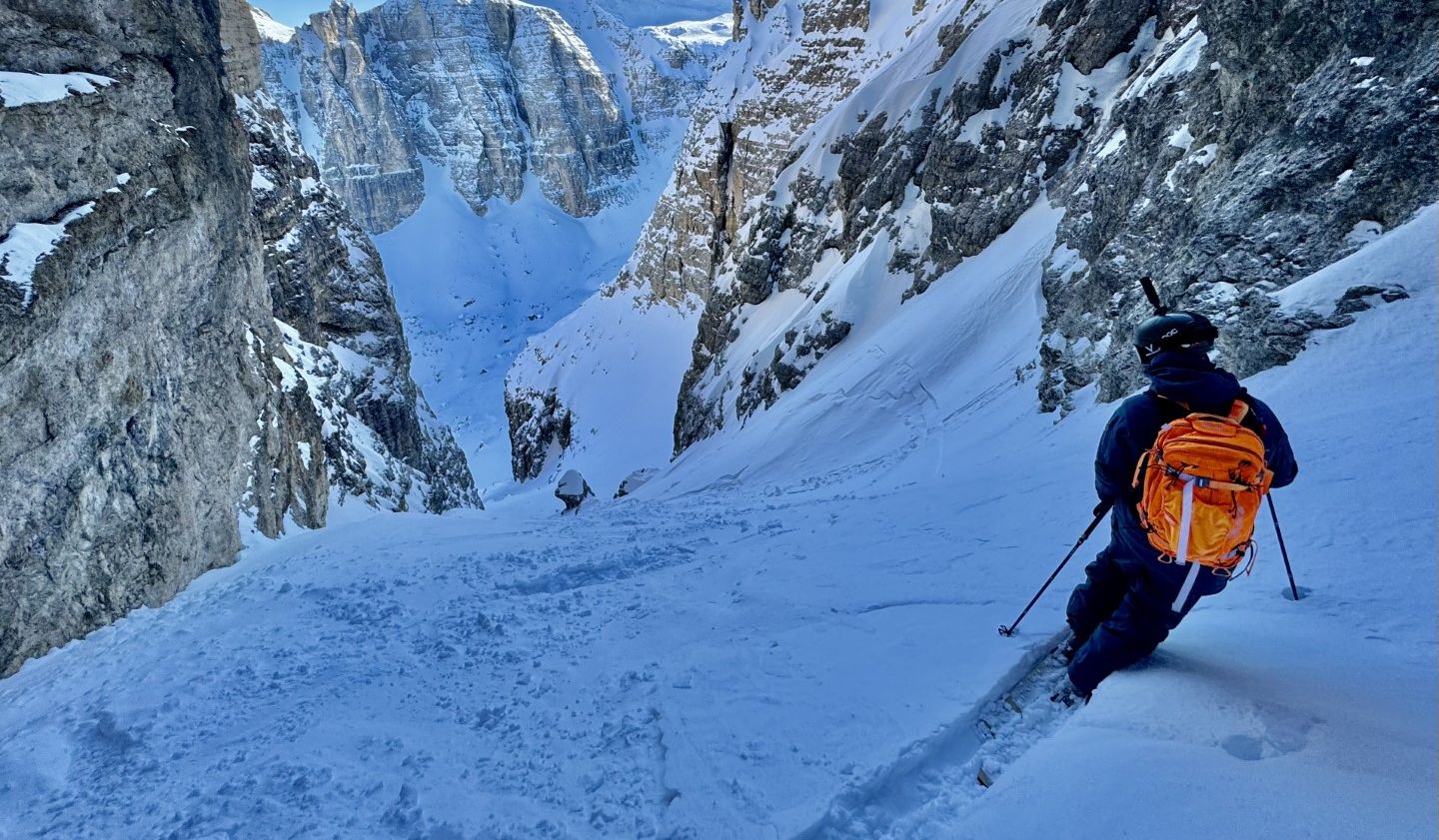 Ein Skifahrer auf einem Freeride im tiefen Schnee in den Dolomiten