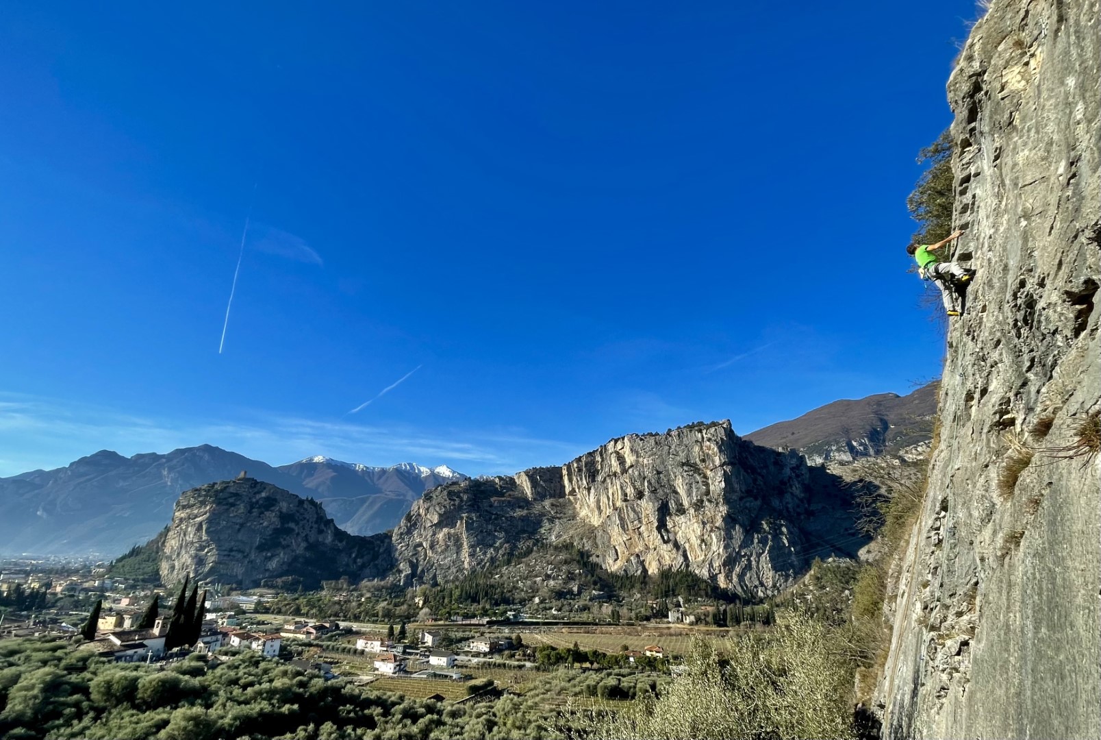 Eine Panoramablick auf die Kletterregion des Gardasees