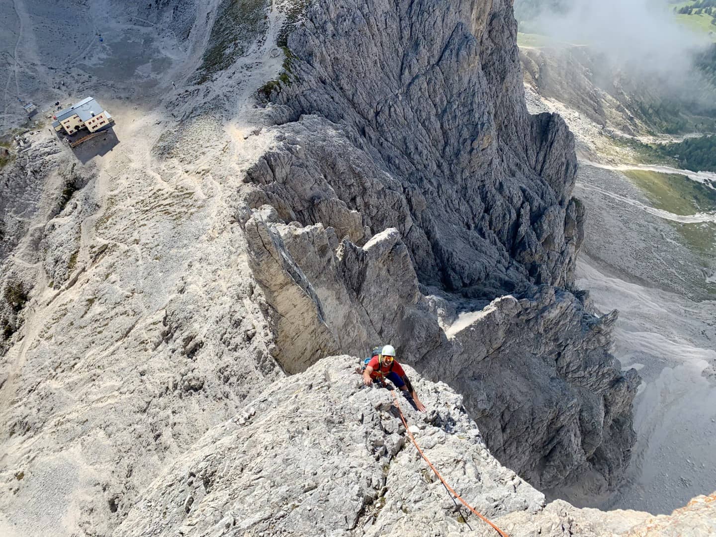 Ein Mann klettert am Berg im Gebiet Rosengarten