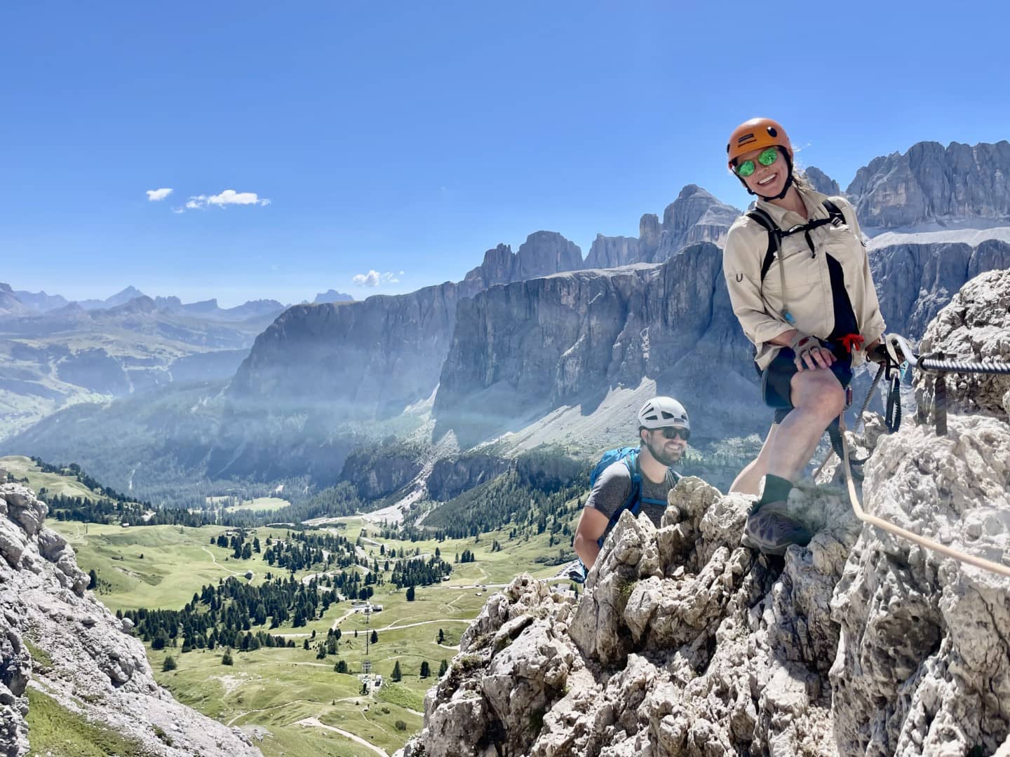 Ein paar klettert in den Dolomiten als Via Ferrata (Klettersteige)