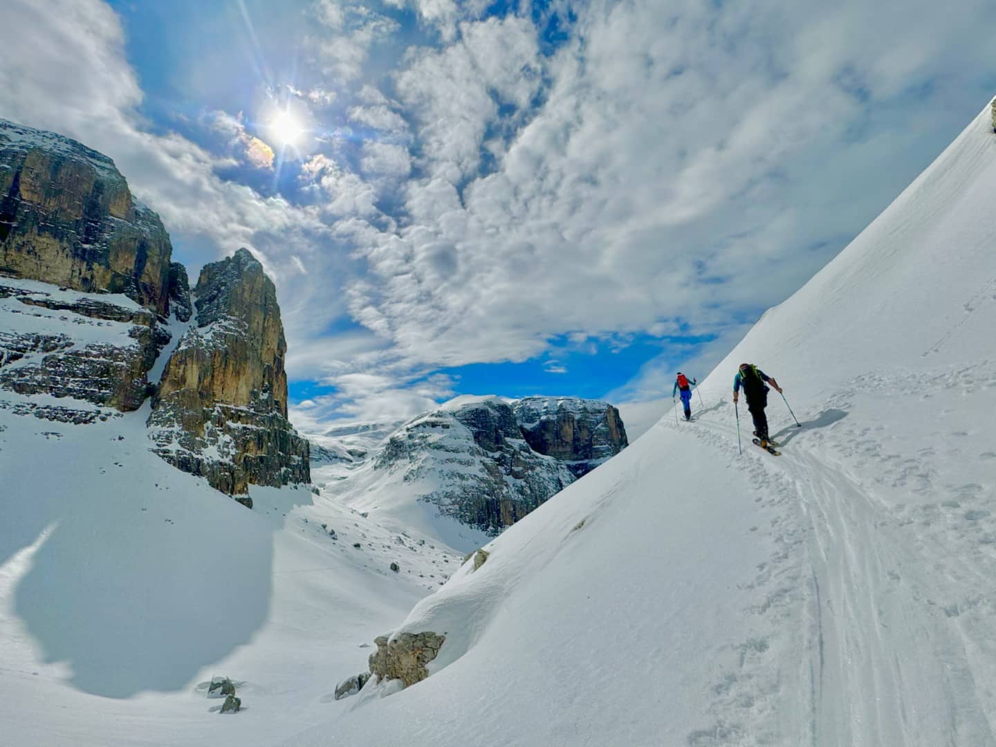 Two people skiing in the snow of the dolomites