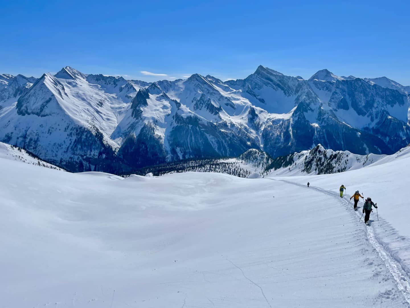 Eine Gruppe Skifahrer auf einer Skitour in Südtirol