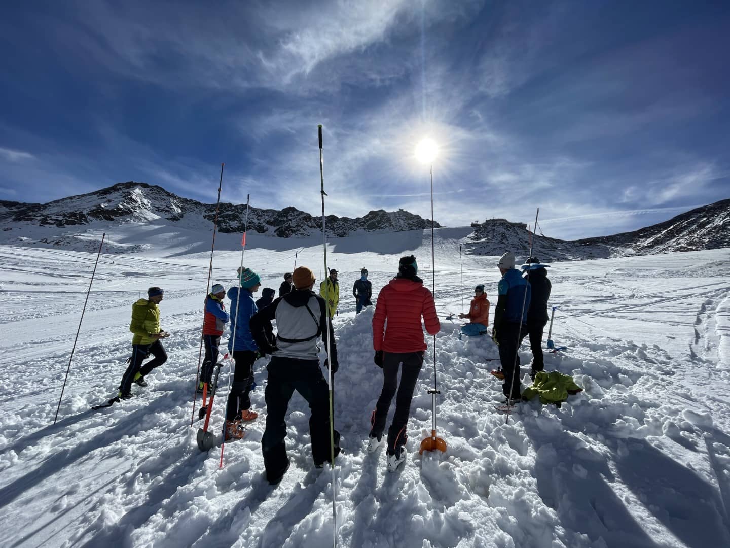 Eine Gruppe Skiläufer auf einem Skitourenkurse