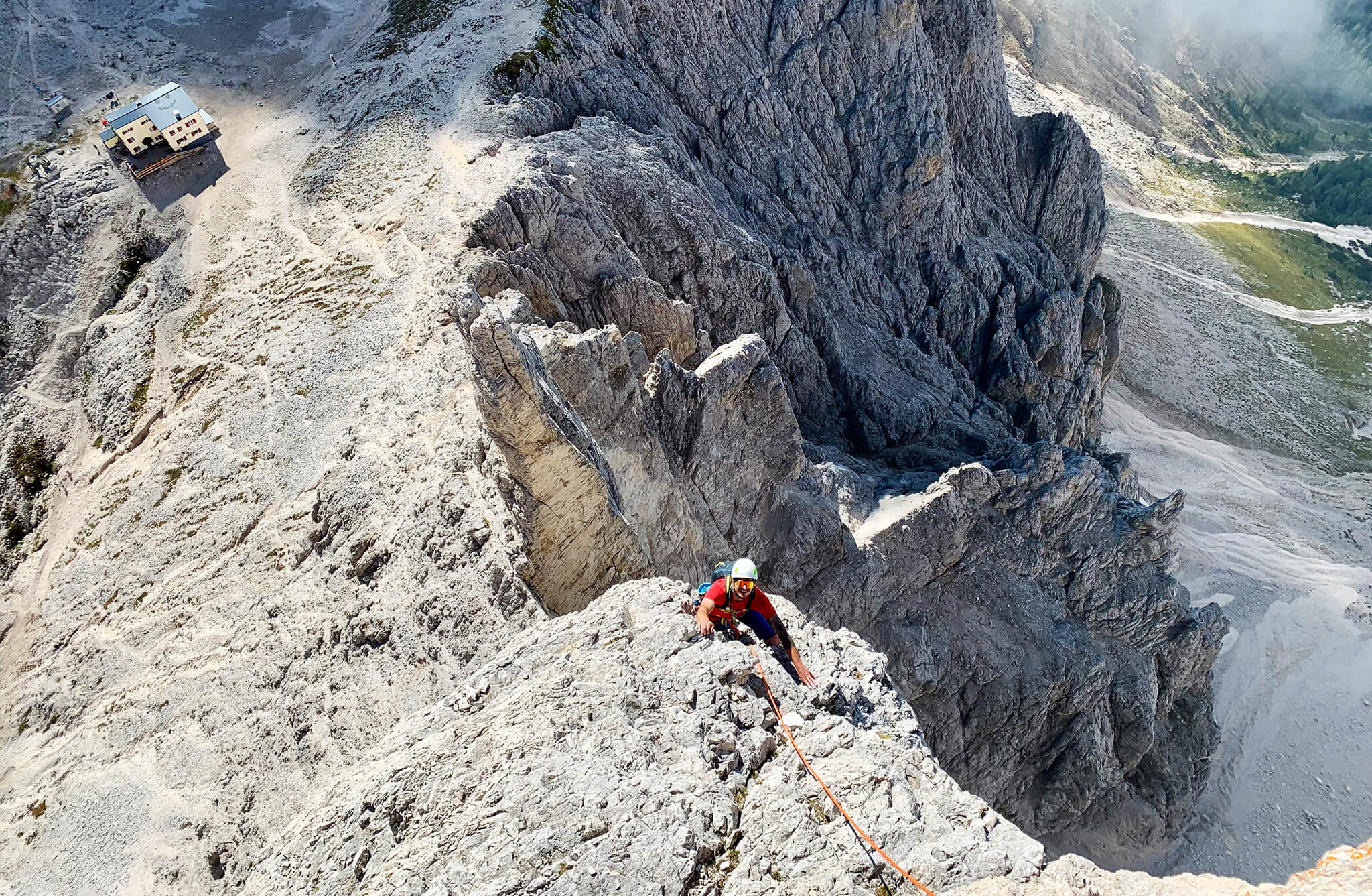 Mann am Fels während eines Mehrseillängenkurses in den Dolomiten