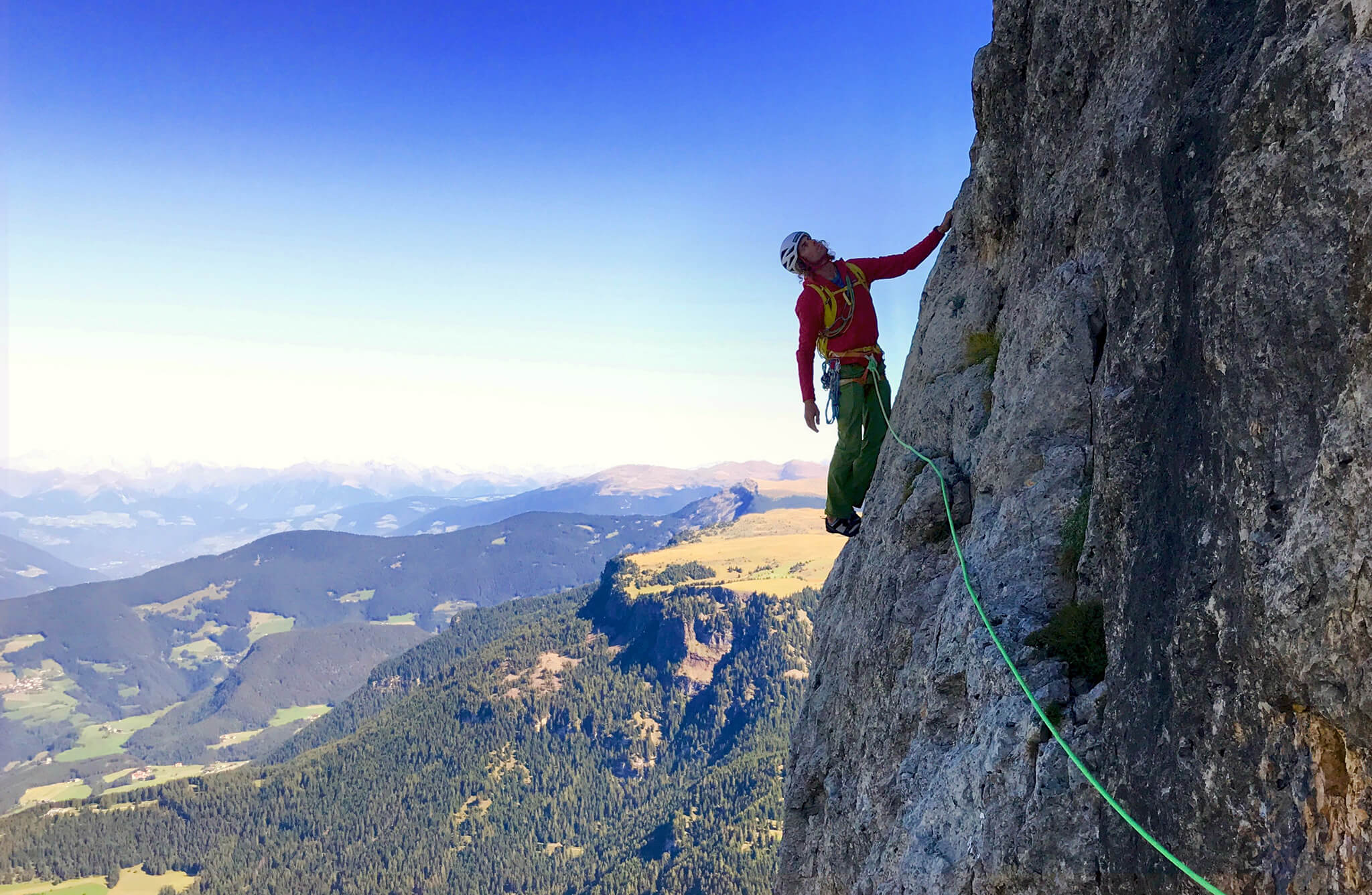 Bergführer Thomas Zelger am Fels in den Dolomiten