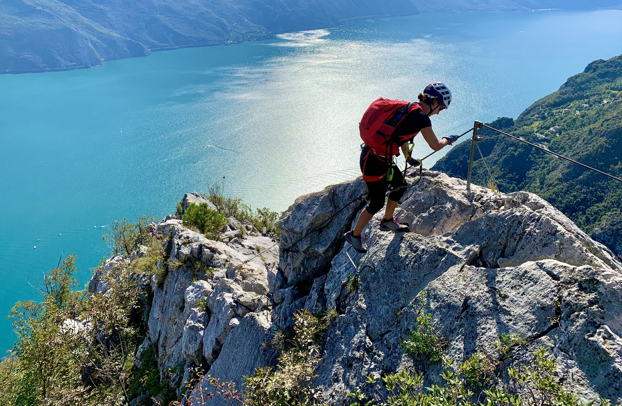 Eine Frau auf einer Klettersteige am Gardasee in Arco