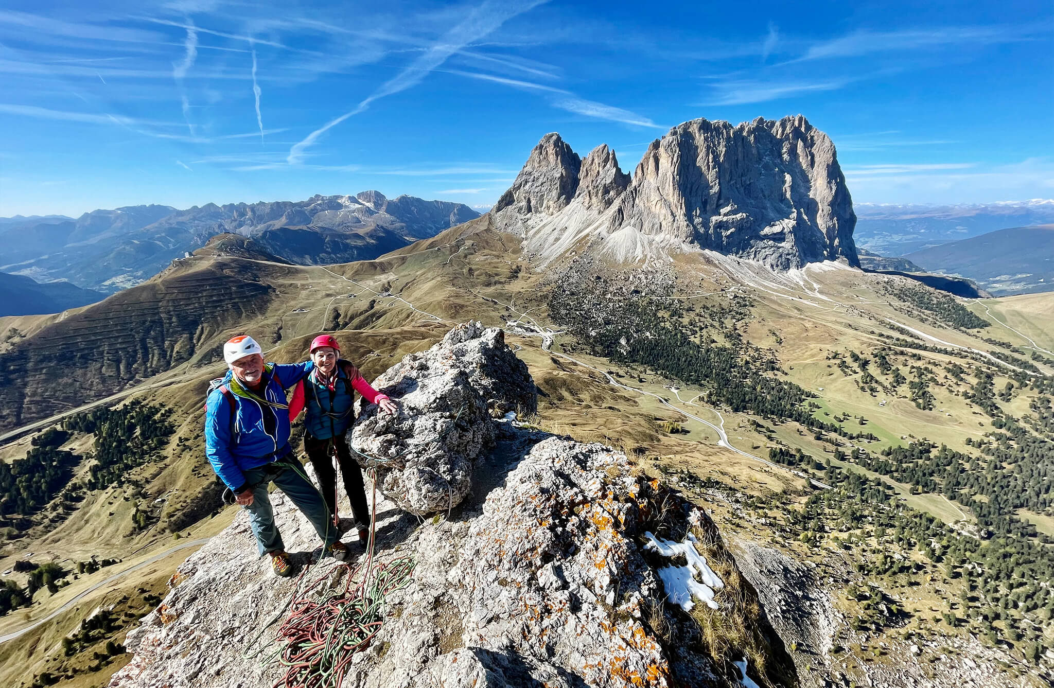 Ein paar Kletterer auf einer Gipfeltour in den Dolomiten